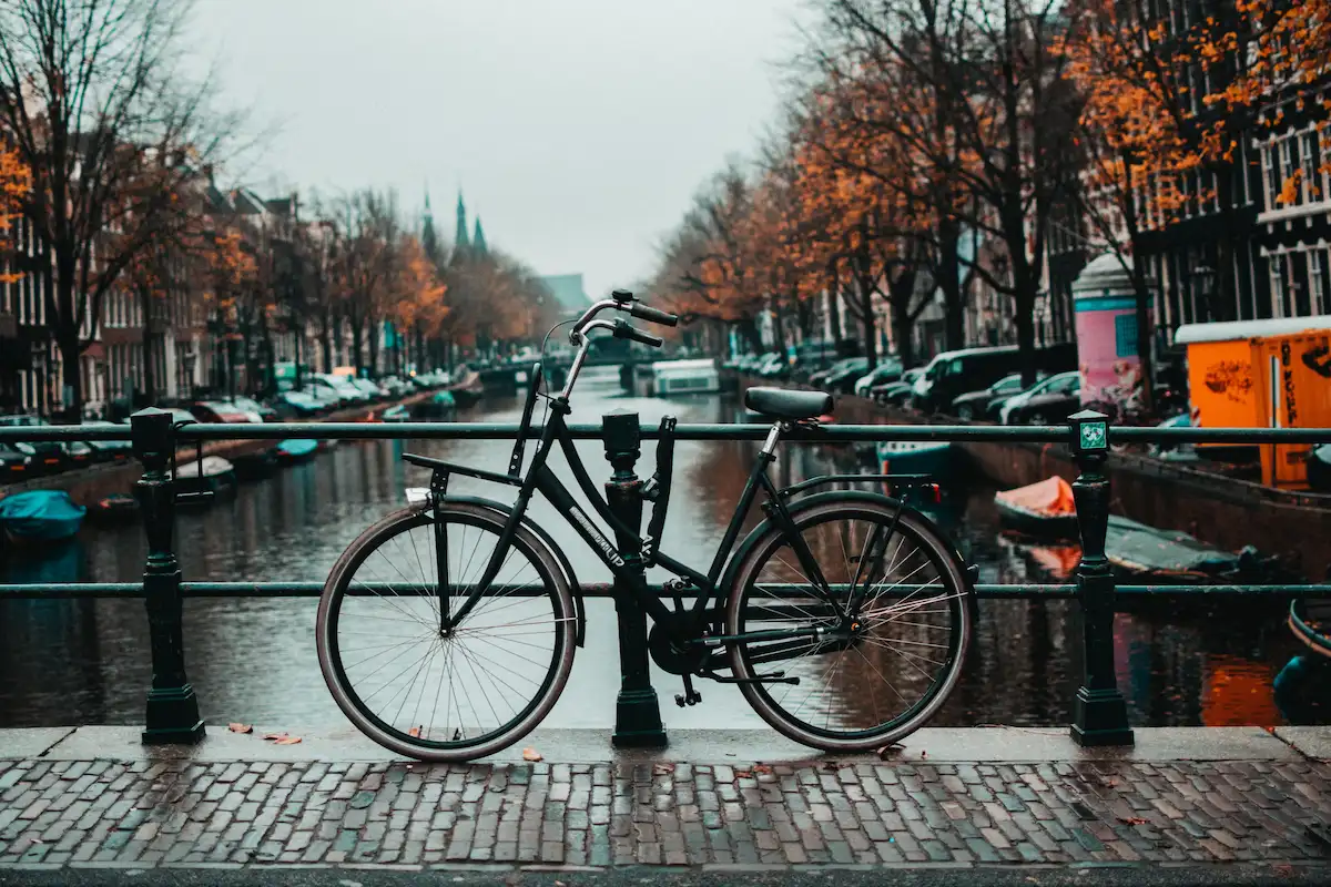Vélo dans les rues d'Amsterdam - destination bas carbone depuis la France