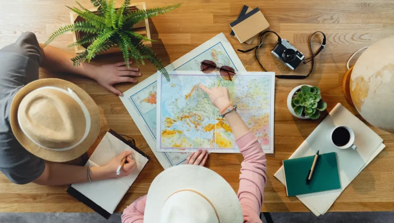 Couple regardant une carte d'Europe pour préparer un voyage bas carbone