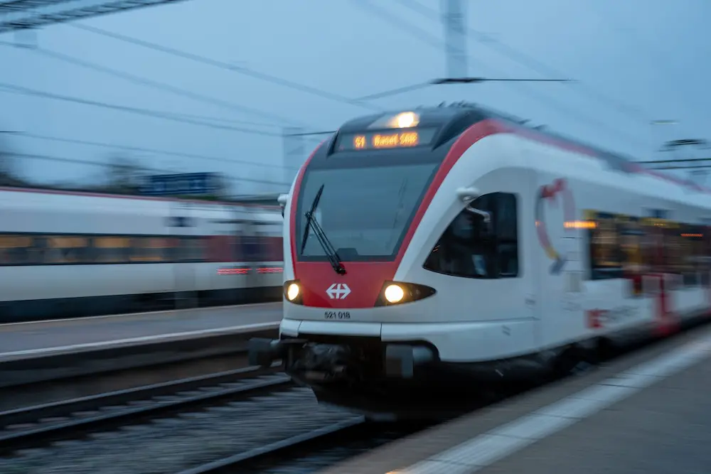 Train arrivant en gare - voyage en train