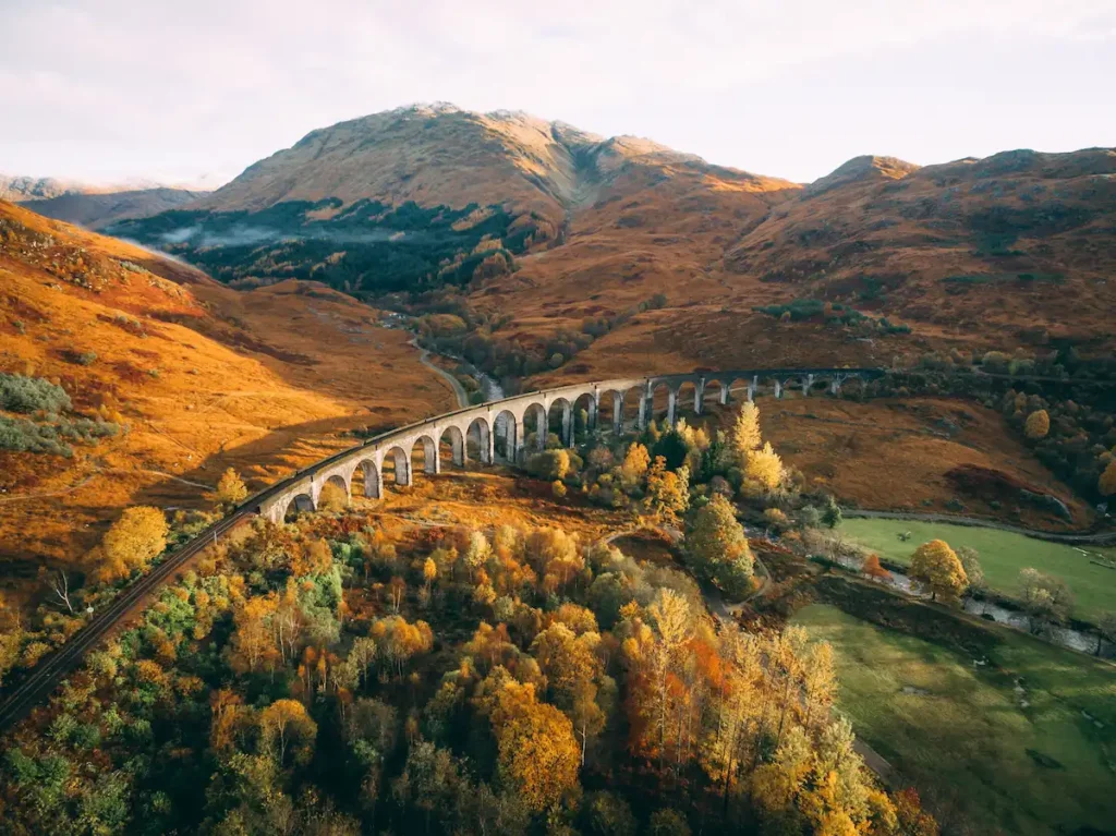 Montagnes et ligne de train en Ecosse pour un voyage slow