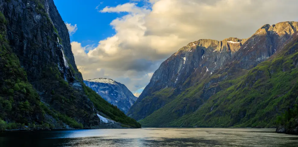 Visuel d'un voyage slow et bas carbone en Norvège - Vue de la ligne de train de Visuel d'un voyage slow et bas carbone en Norvège - Vue de la ligne de train de Visuel d'un voyage slow et bas carbone en Norvège - Vue du Nærøyfjord