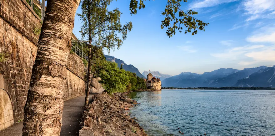 Boucle itinérante slow et bas carbone en Suisse - Vue du château de Chillon depuis Montreux