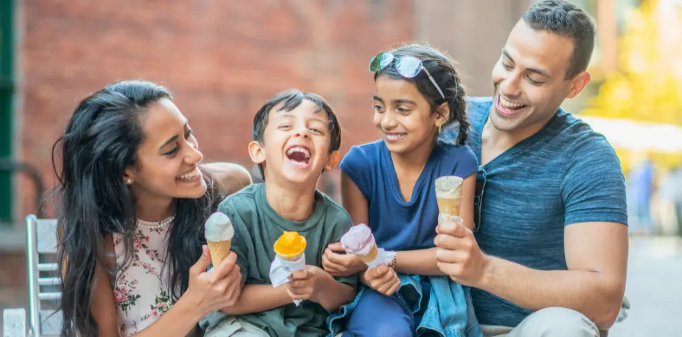 Voyage slow Italie Méditerranée - couple & enfants savourant des glaces