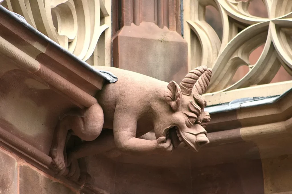 Voyage slow France vignobles - Gargouille sur la cathédrale de Strasbourg, en Alsace, terre de vignobles